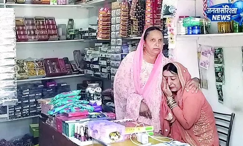 दो दुकानों में चोरी, ढाई लाख का कैमरा और नकदी साफ, टूटे ताले भी ले गए चोर