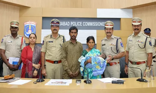 साइबराबाद पुलिस ने रेलवे स्टेशन से किडनैप हुए बच्चे को 1.5 लाख रुपये में बेचा साइबराबाद पुलिस ने रेलवे स्टेशन से किडनैप हुए बच्चे को 1.5 लाख रुपये में बेचा