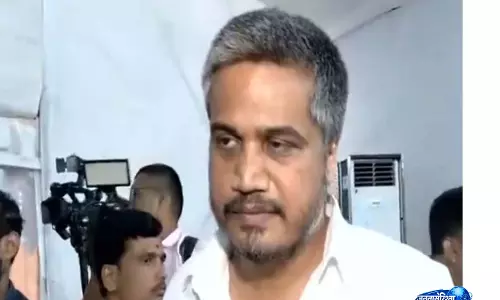 ओपन मैनहोल हादसा: रोहित पवार ने परिजनों से मुलाकात की