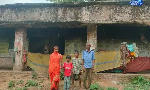 गुमला में जर्जर स्कूल भवन बना परिवार का घर