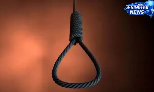 घर के आंगन में युवक ने लगाई फांसी, पुलिस जांच में जुटी