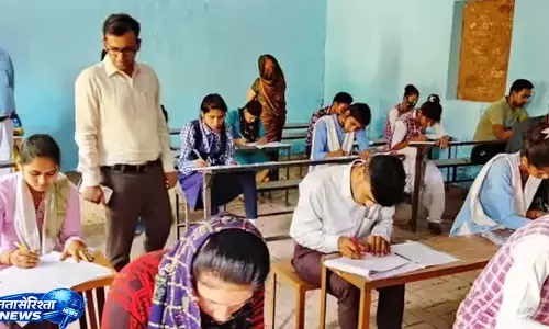 UP TET मोबाइल के साथ अभ्यर्थी पकड़ा गया, प्रशासन अलर्ट UP TET मोबाइल के साथ अभ्यर्थी पकड़ा गया, प्रशासन अलर्ट