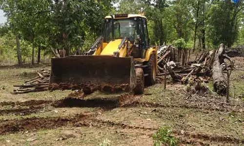 जंगल में अतिक्रमण हटाने की बड़ी कार्रवाई, 25 पंडो परिवारों के मकान पर चला बुलडोजर जंगल में अतिक्रमण हटाने की बड़ी कार्रवाई, 25 पंडो परिवारों के मकान पर चला बुलडोजर