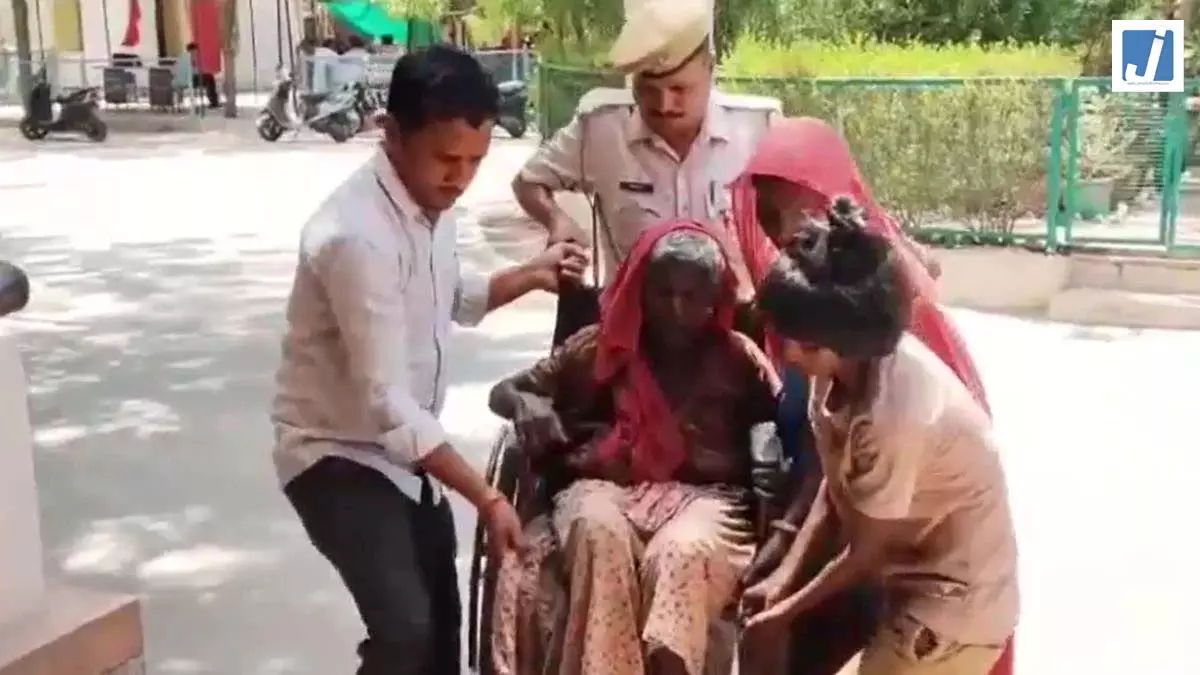 जब चैंबर से बाहर आए कलेक्टर, सुनी फरियाद जब चैंबर से बाहर आए कलेक्टर, सुनी फरियाद