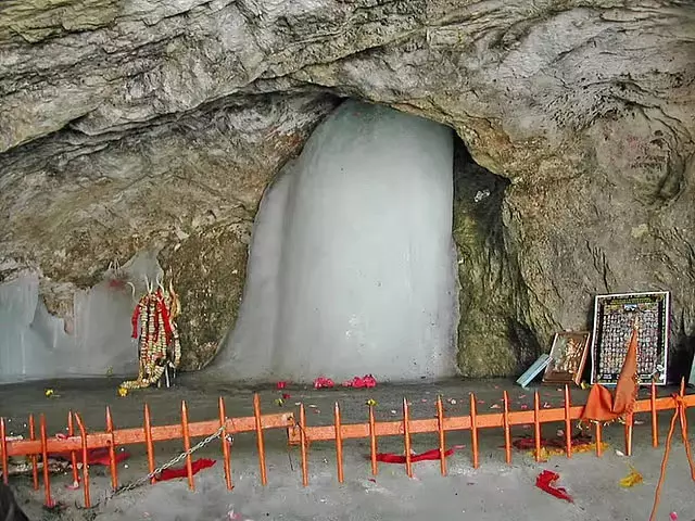 Amarnath Yatra 2026 शुरू: 3,880 मीटर ऊंचाई पर पवित्र गुफा के लिए पहला जत्था रवाना Amarnath Yatra 2026 शुरू: 3,880 मीटर ऊंचाई पर पवित्र गुफा के लिए पहला जत्था रवाना