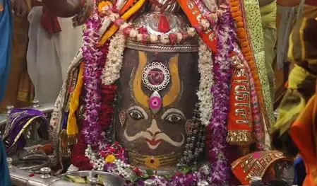 मस्तक पर श्री राम का नाम और वैष्णव तिलक, बाबा महाकाल की भव्य भस्म आरती मस्तक पर श्री राम का नाम और वैष्णव तिलक, बाबा महाकाल की भव्य भस्म आरती