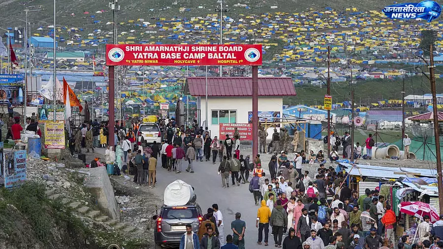 Amarnath : हजारों श्रद्धालु बालटाल और पहलगाम से रवाना, ‘बम बम भोले’ के जयकारों से गूंजा मार्ग Amarnath : हजारों श्रद्धालु बालटाल और पहलगाम से रवाना, ‘बम बम भोले’ के जयकारों से गूंजा मार्ग