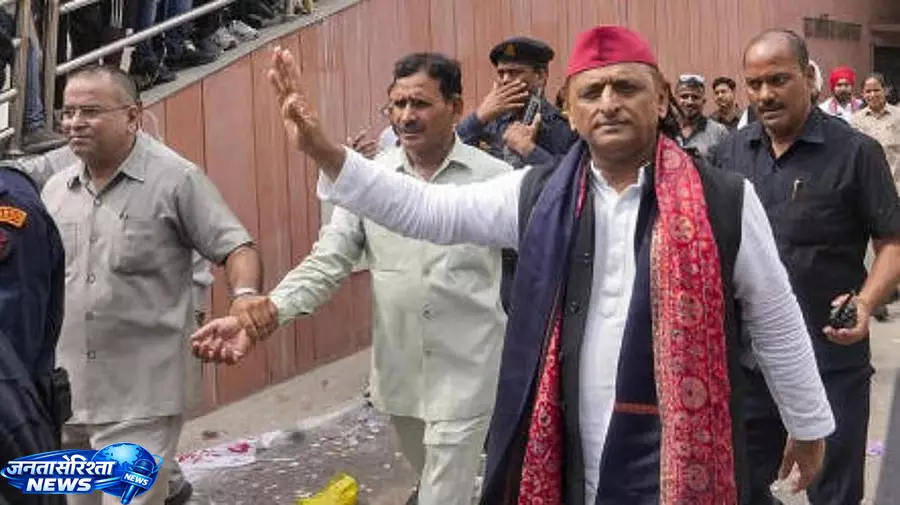 Lucknow में साइबर फ्रॉड रैकेट का भंडाफोड़ Lucknow में साइबर फ्रॉड रैकेट का भंडाफोड़