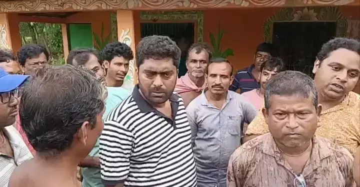 West Medinipur: बिजली बिल विवाद पर ग्रामीणों ने प्रशासन का किया घेराव West Medinipur: बिजली बिल विवाद पर ग्रामीणों ने प्रशासन का किया घेराव