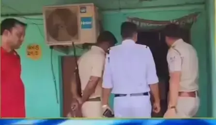 West Burdwan: पूर्व विधायक के कार्यालय और घर पर पुलिस की छापेमारी से राजनीतिक हलचल West Burdwan: पूर्व विधायक के कार्यालय और घर पर पुलिस की छापेमारी से राजनीतिक हलचल