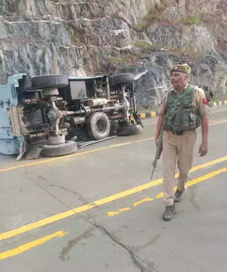 कश्मीर में सोनमर्ग टनल के पास सीआरपीएफ का वाहन दुर्घटनाग्रस्त, छह जवान घायल कश्मीर में सोनमर्ग टनल के पास सीआरपीएफ का वाहन दुर्घटनाग्रस्त, छह जवान घायल