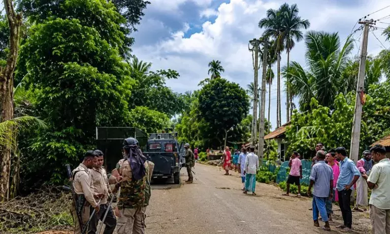 Assam: लाओखोवा सैंक्चुअरी में बड़ा बेदखली अभियान, बढ़ा तनाव Assam: लाओखोवा सैंक्चुअरी में बड़ा बेदखली अभियान, बढ़ा तनाव