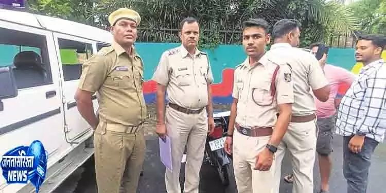 Anugola एसपी कार्यालय के बाहर से फर्जी सिपाही गिरफ्तार Anugola एसपी कार्यालय के बाहर से फर्जी सिपाही गिरफ्तार