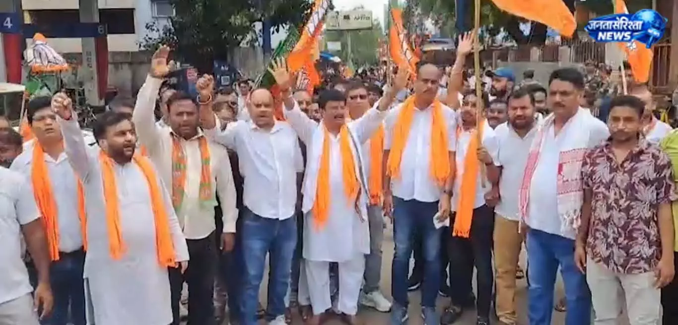 जमशेदपुर में बंद के दौरान नेताओं का प्रदर्शन जमशेदपुर में बंद के दौरान नेताओं का प्रदर्शन