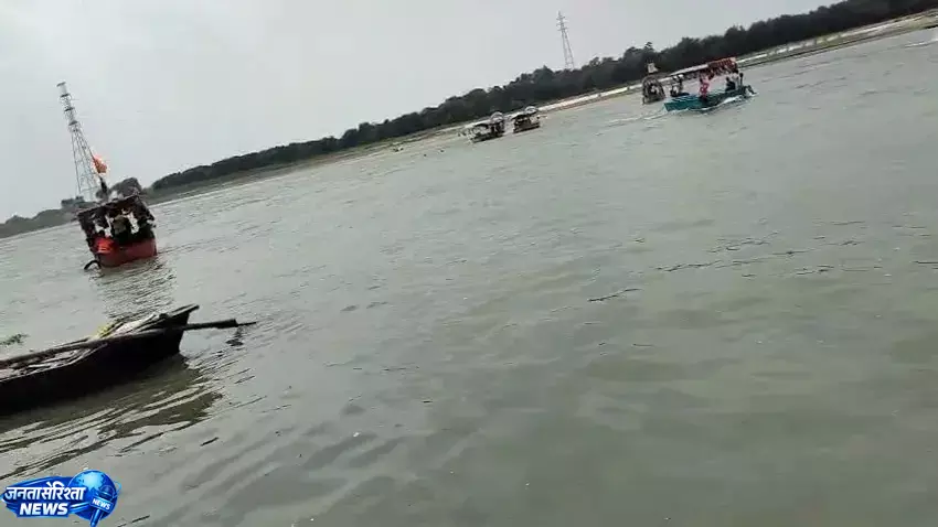 Saryu नदी में बोट हादसा, लाइफ जैकेट बनी 5 लोगों की ढाल Saryu नदी में बोट हादसा, लाइफ जैकेट बनी 5 लोगों की ढाल