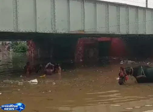 Rain ने बढ़ाई मुश्किलें, कई जिलों में जलभराव और हादसे Rain ने बढ़ाई मुश्किलें, कई जिलों में जलभराव और हादसे