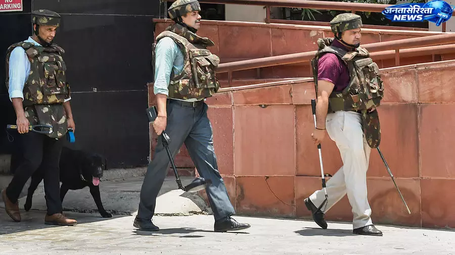 गुजरात ATS की बड़ी कार्रवाई, जैश-ए-मोहम्मद से जुड़े 8 संदिग्ध आतंकी गिरफ्तार गुजरात ATS की बड़ी कार्रवाई, जैश-ए-मोहम्मद से जुड़े 8 संदिग्ध आतंकी गिरफ्तार