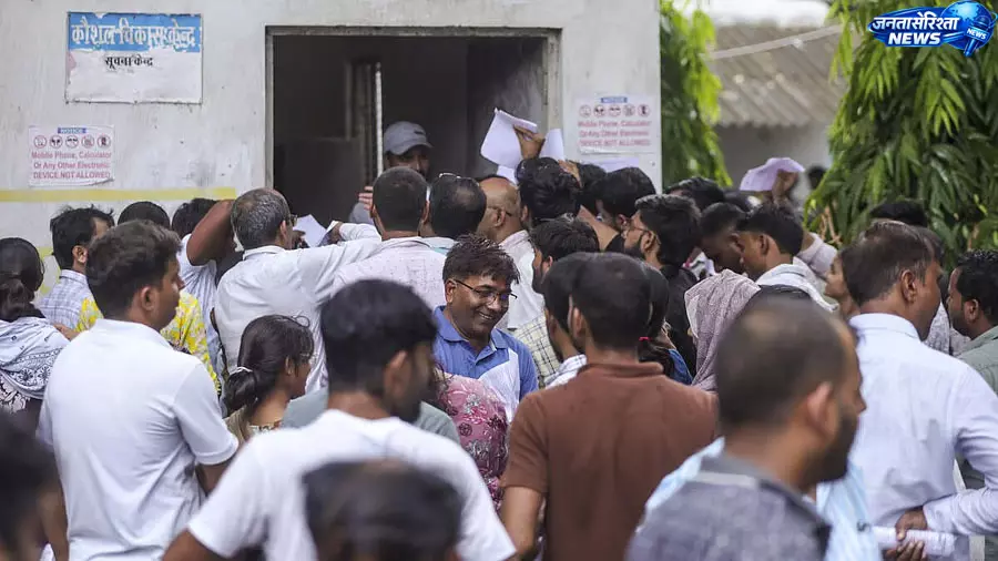 UPTET परीक्षा में देरी पर विवाद, रोड शो से ट्रैफिक जाम का आरोप