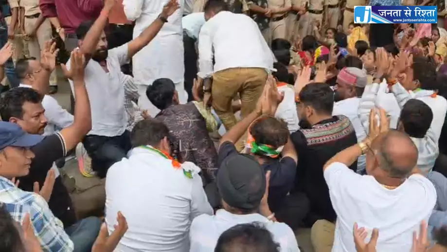 नकटी गांव के ग्रामीणों ने मंत्री ओपी चौधरी के बंगले को घेरा नकटी गांव के ग्रामीणों ने मंत्री ओपी चौधरी के बंगले को घेरा