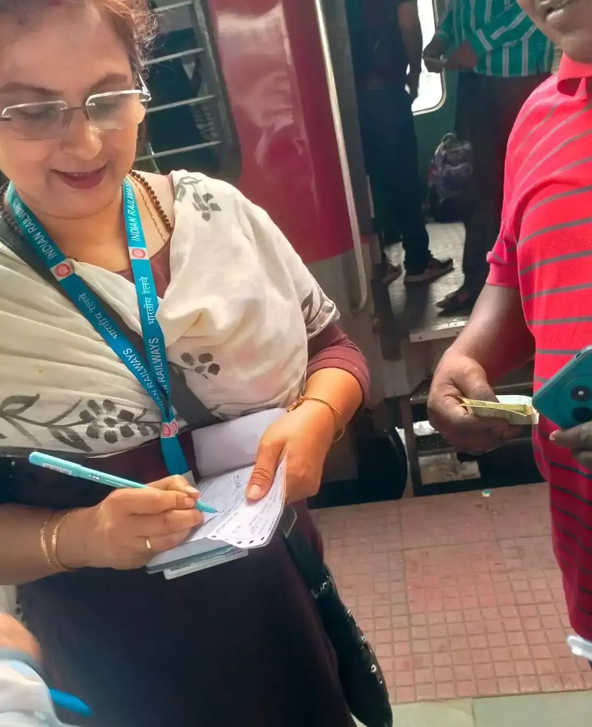 Kharagpur: खड़गपुर रेल मंडल का बड़ा अभियान, बेटिकट यात्रियों से करोड़ों की वसूली Kharagpur: खड़गपुर रेल मंडल का बड़ा अभियान, बेटिकट यात्रियों से करोड़ों की वसूली