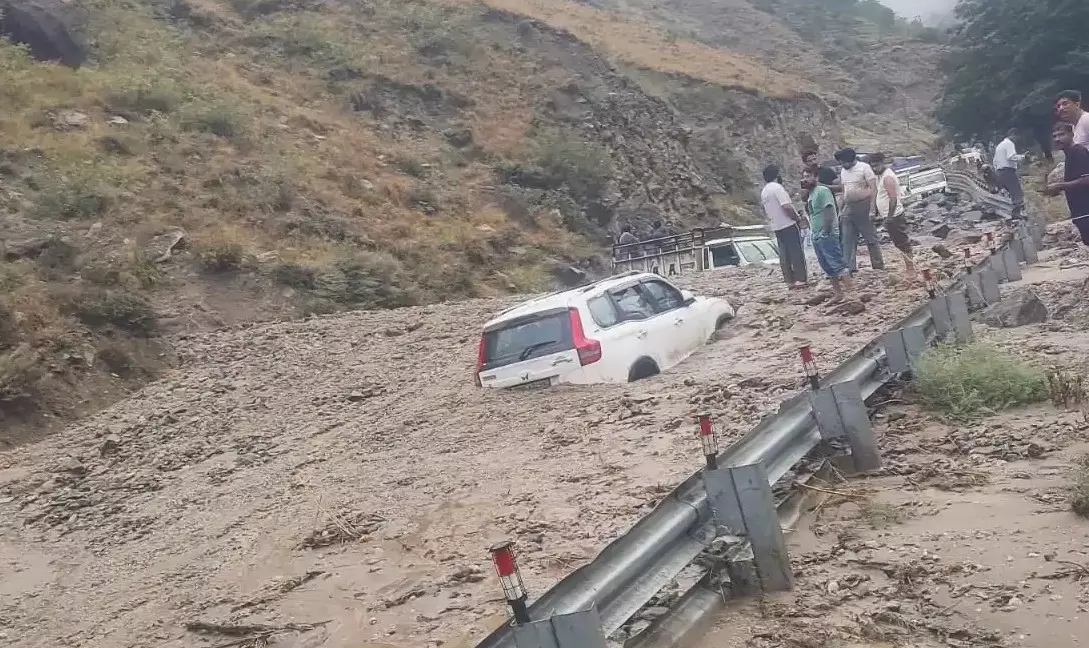 Shimla: हिमाचल में बारिश बनी आफत, मीरू नाले में बाढ़ से कई वाहन मलबे में दबे Shimla: हिमाचल में बारिश बनी आफत, मीरू नाले में बाढ़ से कई वाहन मलबे में दबे