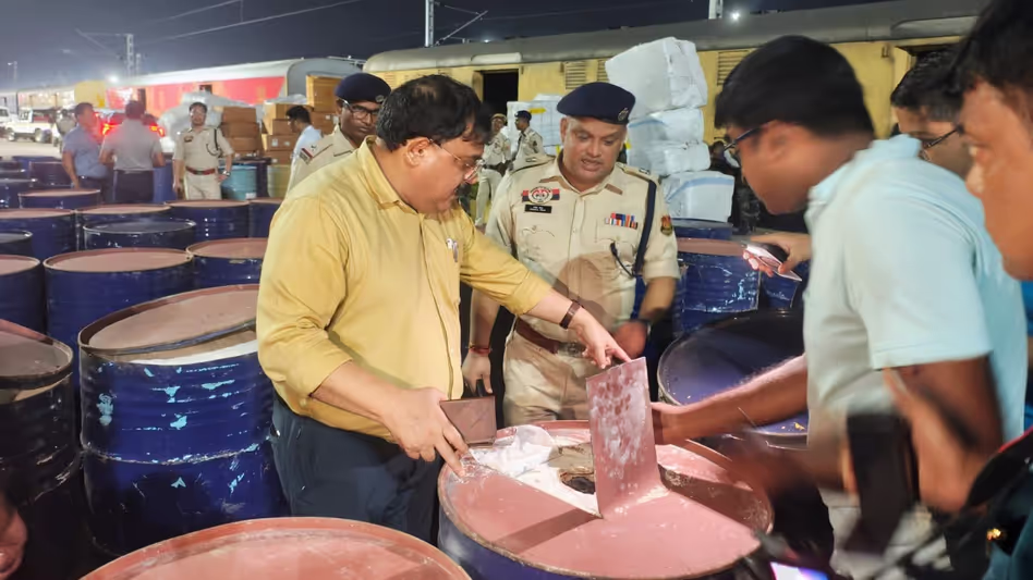 नशीली दवाओं पर बड़ा प्रहार: अगरतला में 39 हजार कफ सिरप बोतलें बरामद नशीली दवाओं पर बड़ा प्रहार: अगरतला में 39 हजार कफ सिरप बोतलें बरामद