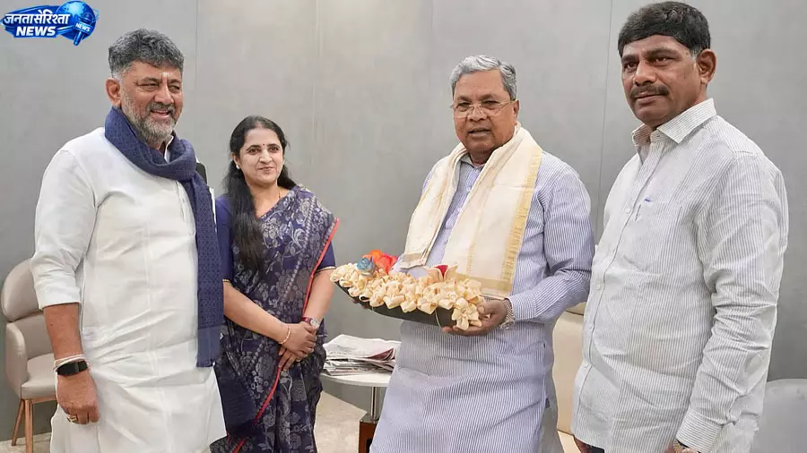CM डी.के. शिवकुमार ने सिद्धारमैया से की मुलाकात CM डी.के. शिवकुमार ने सिद्धारमैया से की मुलाकात