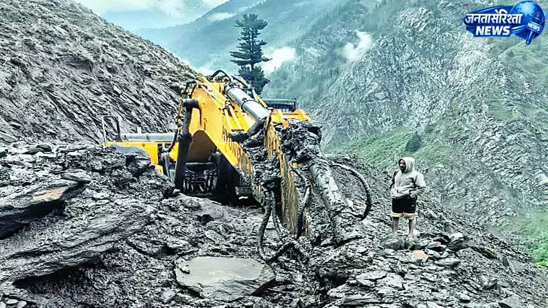 34 सडक़ें बंद, बिजली और पानी की व्यवस्था चरमराई 34 सडक़ें बंद, बिजली और पानी की व्यवस्था चरमराई