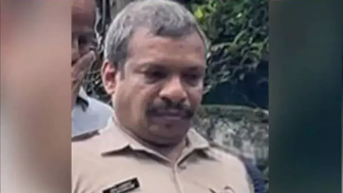 kerala: मुक्कम पुलिस स्टेशन में ग्रेड एएसआई लापता, जांच जारी kerala: मुक्कम पुलिस स्टेशन में ग्रेड एएसआई लापता, जांच जारी