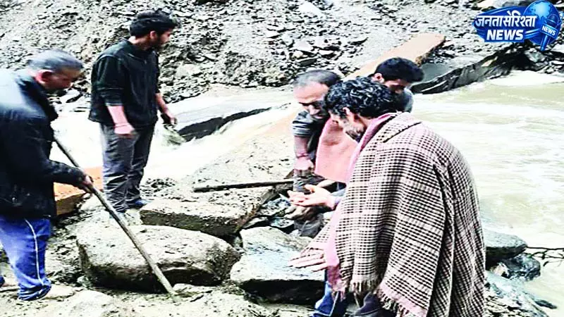 पुल न बना तो ग्रामीण खुद बन गए मिस्त्री पुल न बना तो ग्रामीण खुद बन गए मिस्त्री