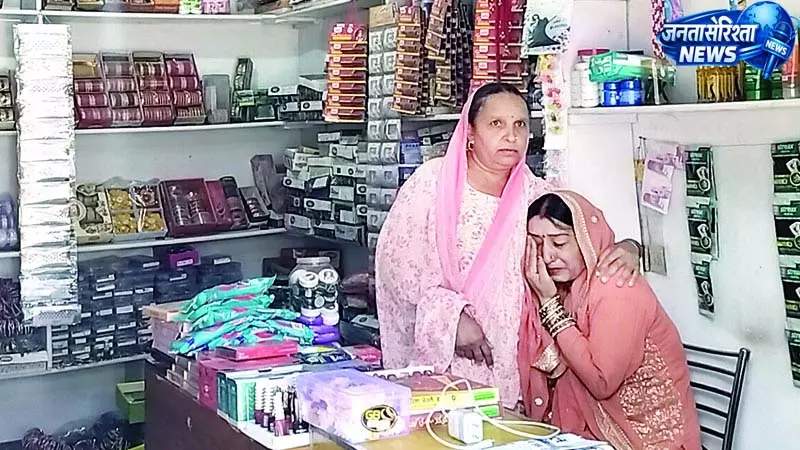 दो दुकानों में चोरी, ढाई लाख का कैमरा और नकदी साफ, टूटे ताले भी ले गए चोर दो दुकानों में चोरी, ढाई लाख का कैमरा और नकदी साफ, टूटे ताले भी ले गए चोर