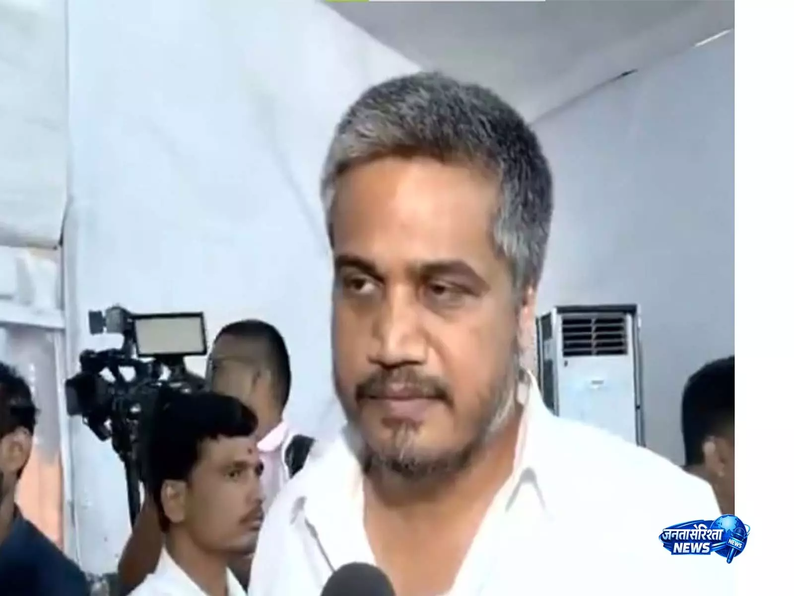 ओपन मैनहोल हादसा: रोहित पवार ने परिजनों से मुलाकात की ओपन मैनहोल हादसा: रोहित पवार ने परिजनों से मुलाकात की