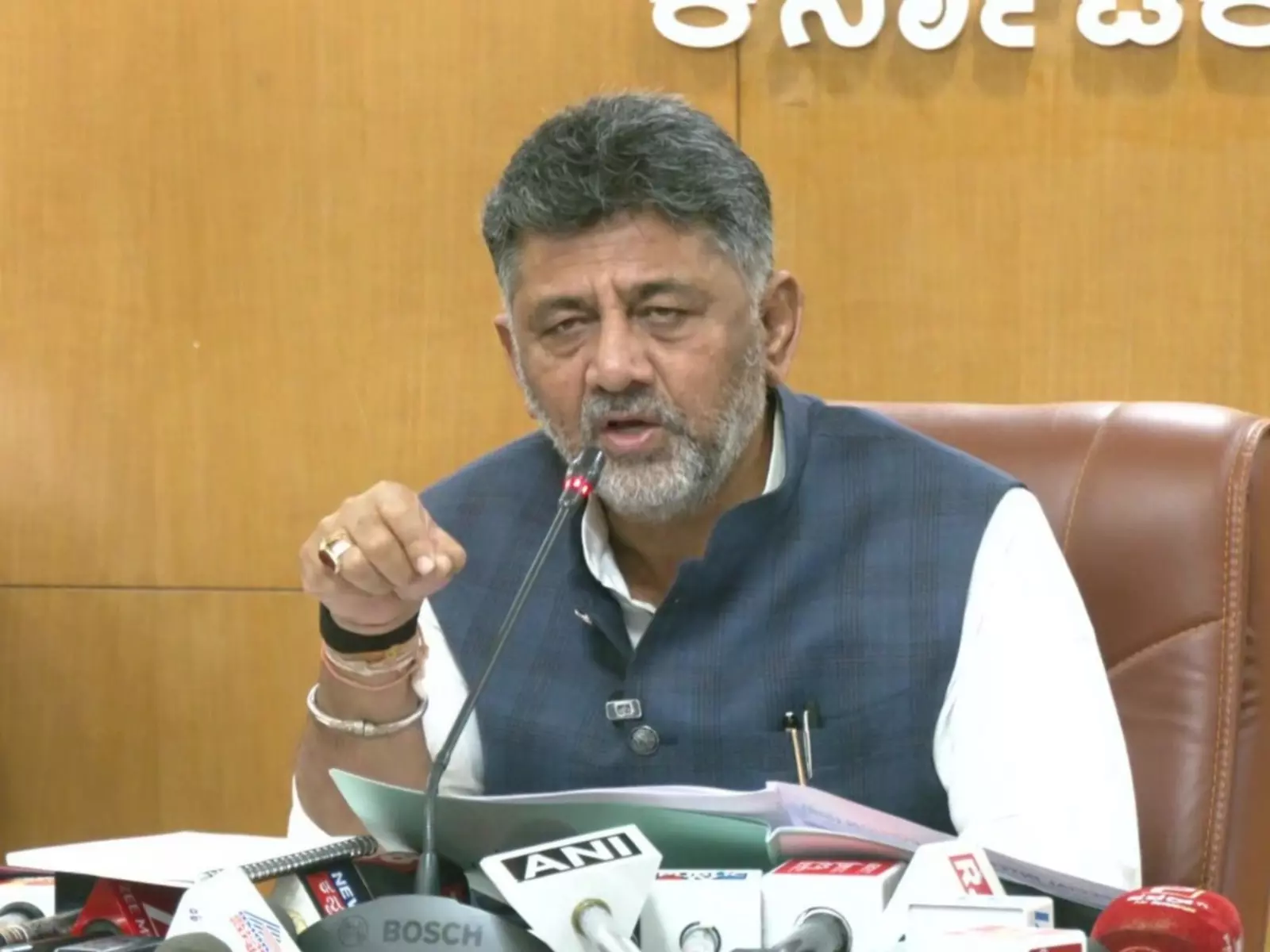 Karnataka सरकार नई फ़ुटपाथ पॉलिसी लाएगी, अवैध फ़्लेक्स बैनर लगाने पर भारी जुर्माना लगाएगी Karnataka सरकार नई फ़ुटपाथ पॉलिसी लाएगी, अवैध फ़्लेक्स बैनर लगाने पर भारी जुर्माना लगाएगी