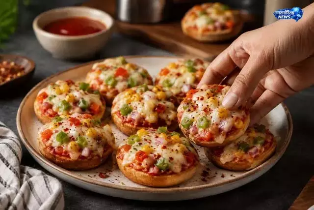 ब्रेड से बना आसान और टेस्टी पिज्जा स्टाइल बाइट्स ब्रेड से बना आसान और टेस्टी पिज्जा स्टाइल बाइट्स
