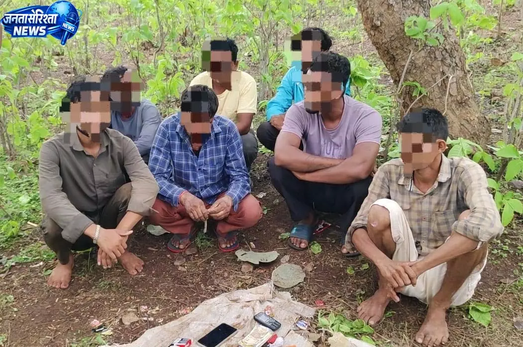 छुईखदान में जुआ फड़ पर पुलिस की रेड, 7 आरोपी गिरफ्तार छुईखदान में जुआ फड़ पर पुलिस की रेड, 7 आरोपी गिरफ्तार