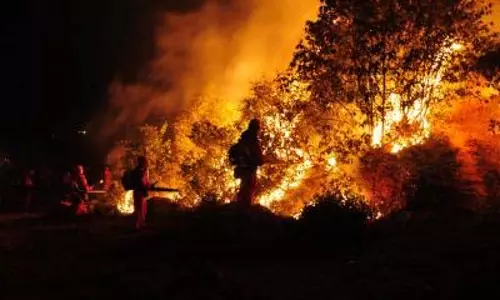 स्पेन में लगी भीषण आग से 2,300 हेक्टेयर वन क्षेत्र जलकर राख