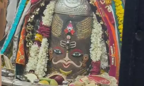 त्रिनेत्र खोलकर भक्तों को दर्शन दिए बाबा महाकाल, बेल पत्र, मुकुट रुद्राक्ष की माला अर्पित कर भव्य शृंगार त्रिनेत्र खोलकर भक्तों को दर्शन दिए बाबा महाकाल, बेल पत्र, मुकुट रुद्राक्ष की माला अर्पित कर भव्य शृंगार