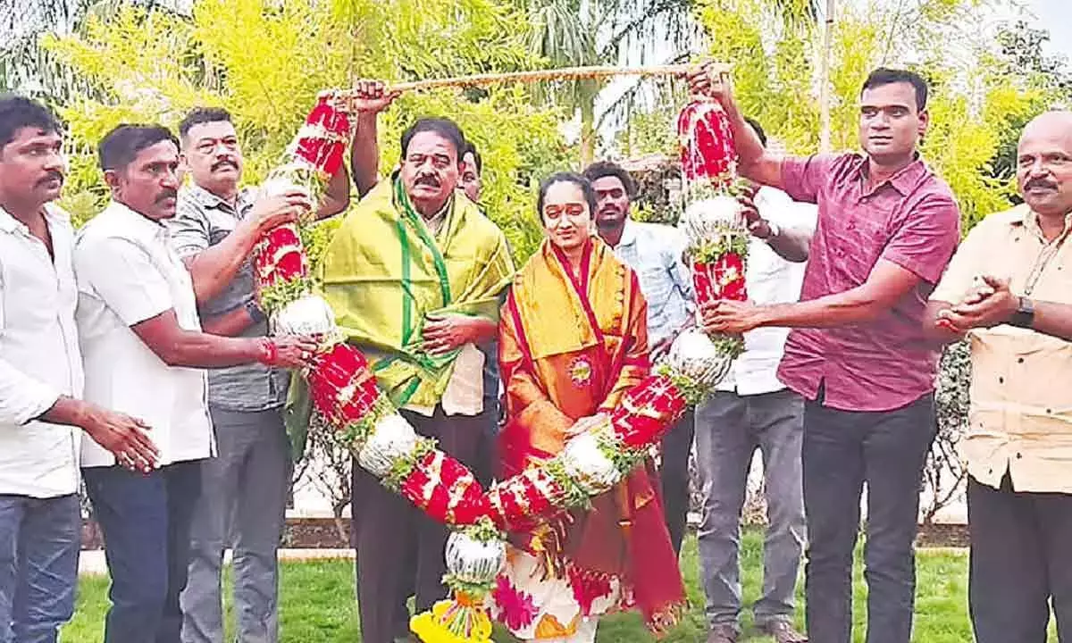 ओपीएस की मांग को लेकर कर्मचारियों ने विधायक पल्ले सिंधुरा का अभिनंदन किया ओपीएस की मांग को लेकर कर्मचारियों ने विधायक पल्ले सिंधुरा का अभिनंदन किया