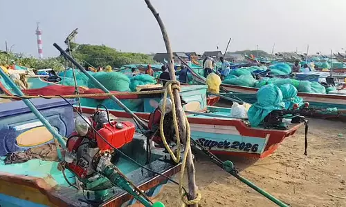 बंगाल की खाड़ी में तेज हवाओं का असर, पुदुक्कोट्टई में मछुआरों के समुद्र जाने पर रोक बंगाल की खाड़ी में तेज हवाओं का असर, पुदुक्कोट्टई में मछुआरों के समुद्र जाने पर रोक