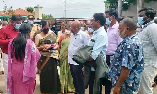 Tiruvallur : अमोनिया गैस रिसाव के बाद बड़ा अभियान, सुरक्षित निकासी की तैयारी तेज Tiruvallur : अमोनिया गैस रिसाव के बाद बड़ा अभियान, सुरक्षित निकासी की तैयारी तेज