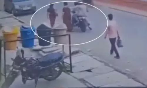 महिला से लूटी चेन, बदमाशों का दुस्साहस सीसीटीवी में रिकॉर्ड महिला से लूटी चेन, बदमाशों का दुस्साहस सीसीटीवी में रिकॉर्ड