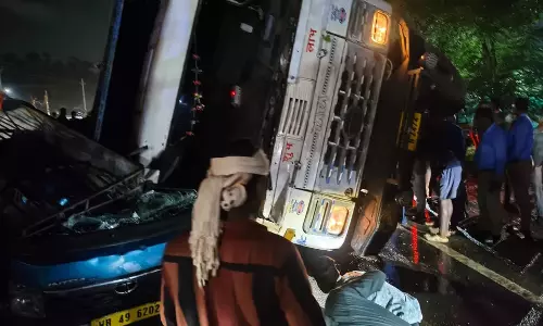 Mayurbhanj : भीषण सड़क हादसा, 2 की मौत, 5 गंभीर घायल Mayurbhanj : भीषण सड़क हादसा, 2 की मौत, 5 गंभीर घायल