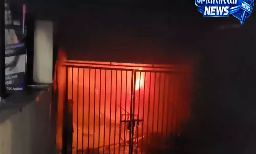 Hyderabad के कुकटपल्ली में फर्नीचर शोरूम में भीषण आग, मची अफरा-तफरी Hyderabad के कुकटपल्ली में फर्नीचर शोरूम में भीषण आग, मची अफरा-तफरी