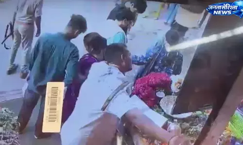 विश्वनाथ मंदिर परिक्षेत्र में कार्बाइन से चली गोली, तीन लोग घायल विश्वनाथ मंदिर परिक्षेत्र में कार्बाइन से चली गोली, तीन लोग घायल