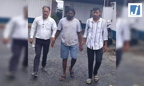 लोकल ट्रेन में यात्री को जान से मारने की धमकी देने वाला आरोपी गिरफ्तार, वीडियो सोशल मीडिया पर वायरल लोकल ट्रेन में यात्री को जान से मारने की धमकी देने वाला आरोपी गिरफ्तार, वीडियो सोशल मीडिया पर वायरल