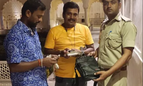 Jaipur: होमगार्ड जवान की ईमानदारी, 1.06 लाख रुपये से भरा बैग मालिक को सौंपा Jaipur: होमगार्ड जवान की ईमानदारी, 1.06 लाख रुपये से भरा बैग मालिक को सौंपा
