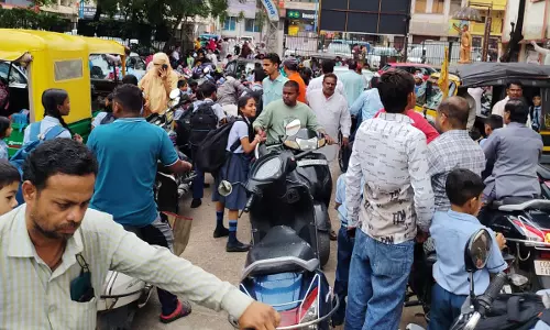 सप्रे स्कूल परिसर में आम रास्ता और अवैध पार्किंग से बच्चे-अभिभावक परेशान सप्रे स्कूल परिसर में आम रास्ता और अवैध पार्किंग से बच्चे-अभिभावक परेशान