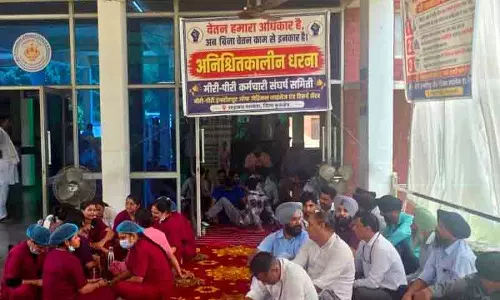 Haryana में अस्पताल कर्मचारी अनिश्चितकालीन हड़ताल पर Haryana में अस्पताल कर्मचारी अनिश्चितकालीन हड़ताल पर