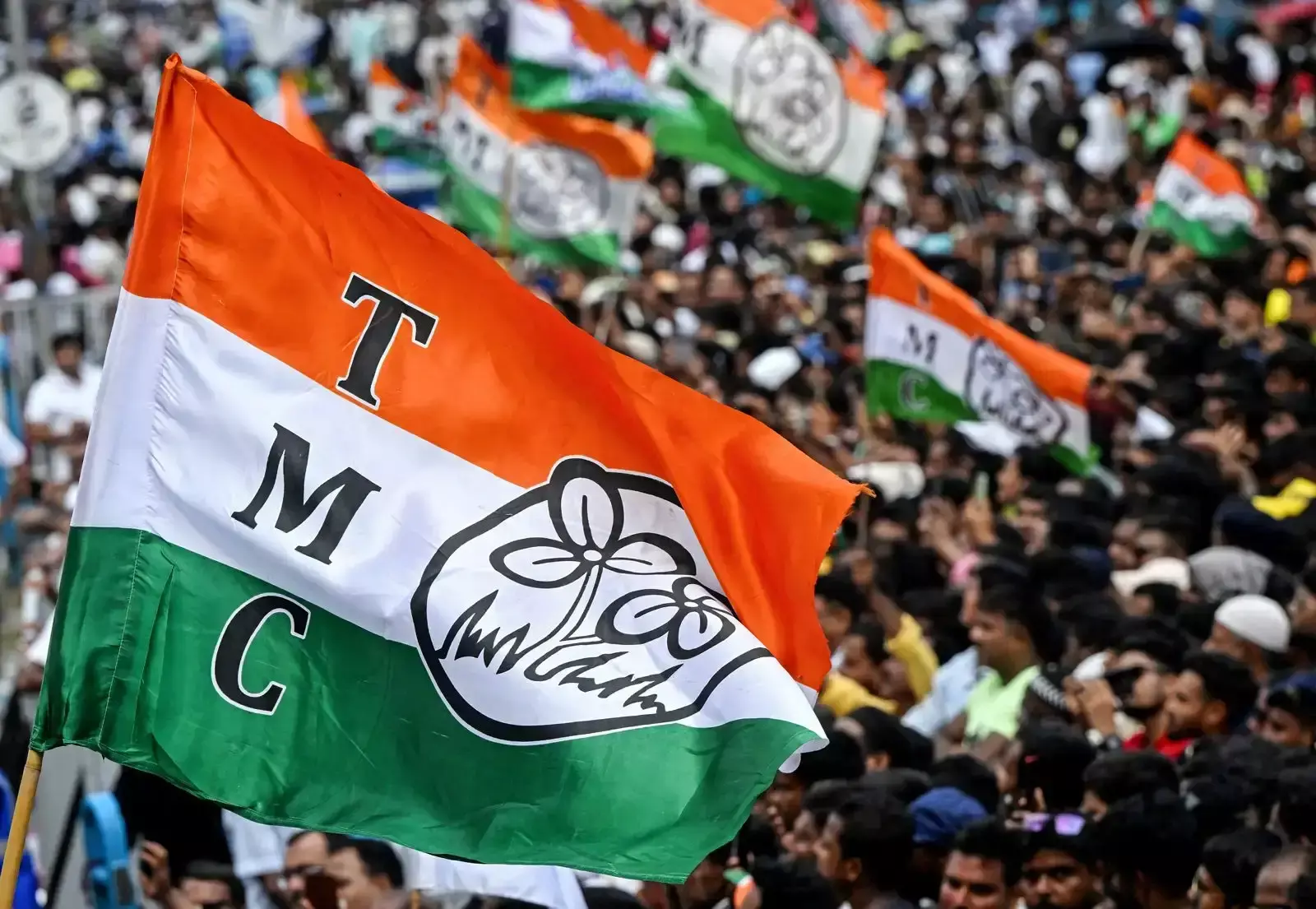 Kolkata: तृणमूल के दो गुट आमने-सामने, कार्यालयों पर कब्जे को लेकर बढ़ा विवाद
