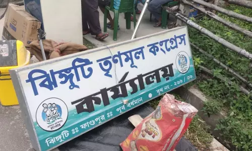 West Burdwan: दुर्गापुर में नौकरी दिलाने के नाम पर ठगी का आरोप, तृणमूल कार्यालय में हंगामा West Burdwan: दुर्गापुर में नौकरी दिलाने के नाम पर ठगी का आरोप, तृणमूल कार्यालय में हंगामा